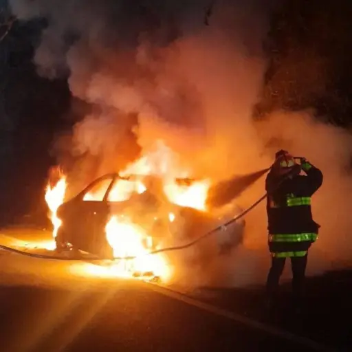 Los apagafuegos trabajaron por varios minutos para reducir las llamas en el carro. ,Bomberos Municipales Departamentales. 