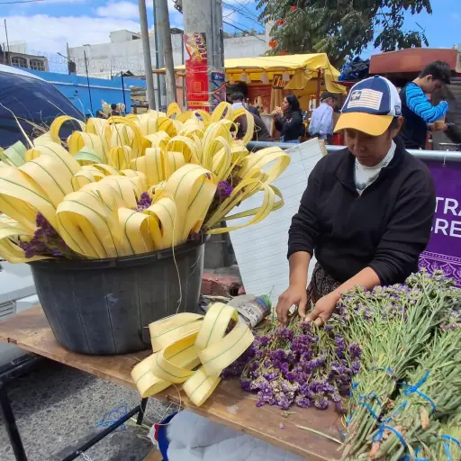 Cientos de comerciantes ofrecieron ramos con precios a partir de los Q5 en los atrios de los templos. ,Álex Meoño.
