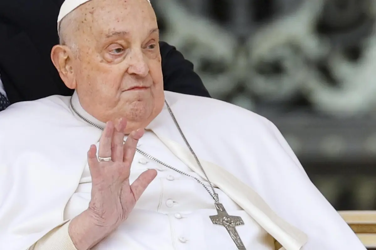 El papa Francisco saluda a los fieles al final de la Misa del Domingo de Ramos en la Plaza de San Pedro en el Vaticano, el 13 de abril de 2025,  EFE/EPA/FABIO FRUSTACI
