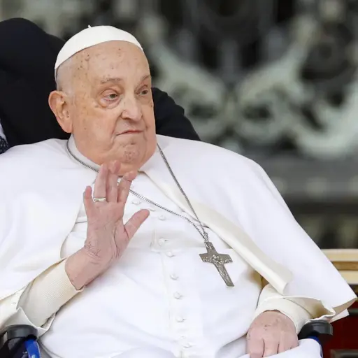 El papa Francisco saluda a los fieles al final de la Misa del Domingo de Ramos en la Plaza de San Pedro en el Vaticano, el 13 de abril de 2025 , EFE/EPA/FABIO FRUSTACI