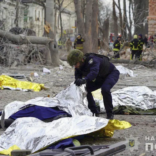 Un policía inspecciona los cuerpos de las víctimas del ataque ruso con misiles balísticos contra el centro de la ciudad nororiental de Sumi, Ucrania, el 13 de abril de 2025 , EFE/EPA/POLICÍA NACIONAL DE UCRANIA - ATENCIÓN EDITORES: CONTENIDO GRÁFICO - SOLO PARA USO EDITORIAL / NO VENTAS