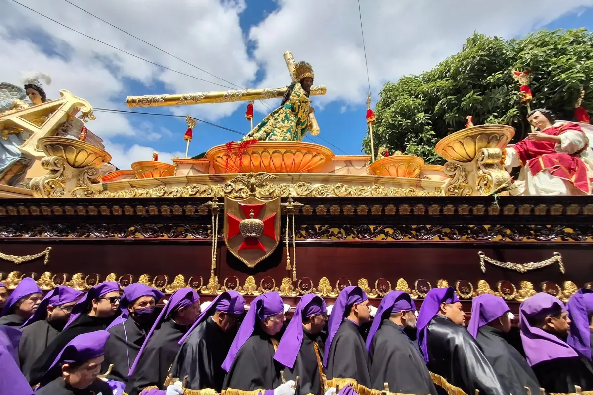 El anda de Jesús Nazareno de los Milagros se hace acompañar de ángeles, sobre una base dorada., Álex Meoño.
