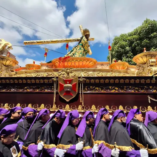 El anda de Jesús Nazareno de los Milagros se hace acompañar de ángeles, sobre una base dorada. ,Álex Meoño.