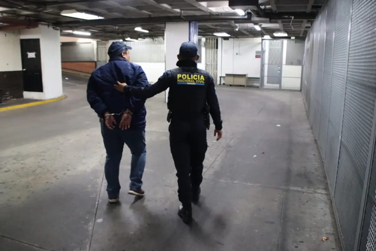 Uno de los detenidos fue sorprendido con mercadería robada en la zona 4 capitalina., PNC de Guatemala.