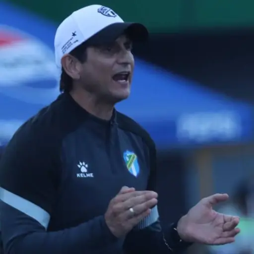 Ronald González dirigiendo ante Deportivo Achuapa 