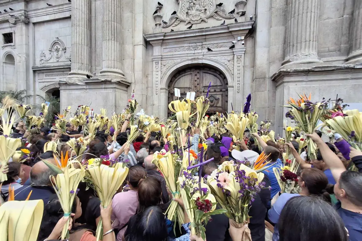 Los fieles esperaron pacientemente para recibir la bendición del Domingo de Ramos., Álex Meoño.