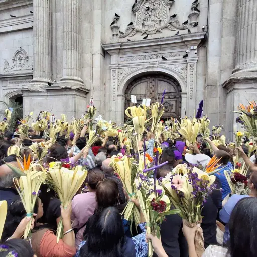 Los fieles esperaron pacientemente para recibir la bendición del Domingo de Ramos. ,Álex Meoño.