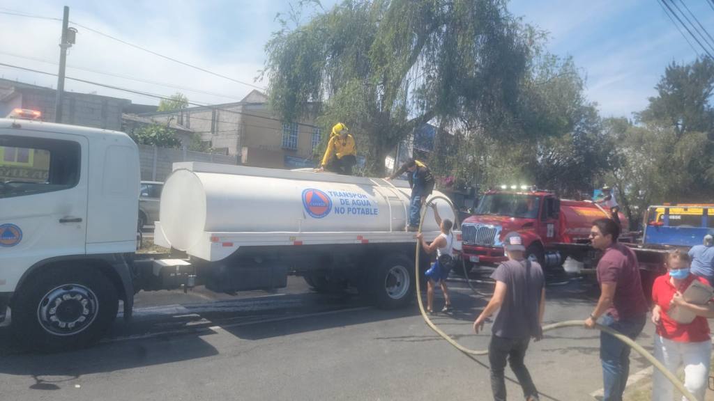 Incendio consume predio en Ciudad San Cristóbal, Mixco | Conred