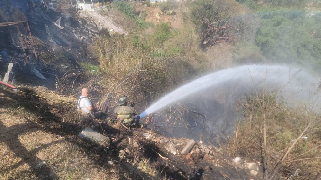 Incendio consume predio en Ciudad San Cristóbal, Mixco | Conred