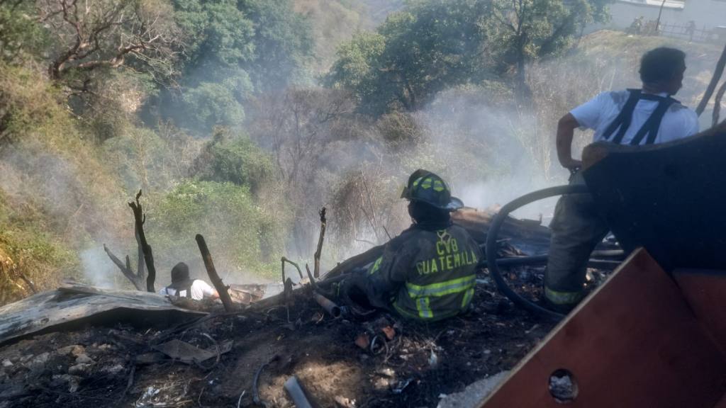 Incendio consume predio en Ciudad San Cristóbal, Mixco | Conred