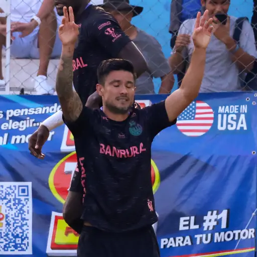José Mena celebrando el 1-1 en el estadio Santo Domingo de Guzmán 