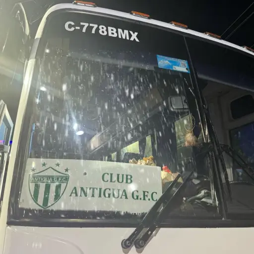 Jugadores de Antigua agrediendo a afición de Deportivo Malacateco 