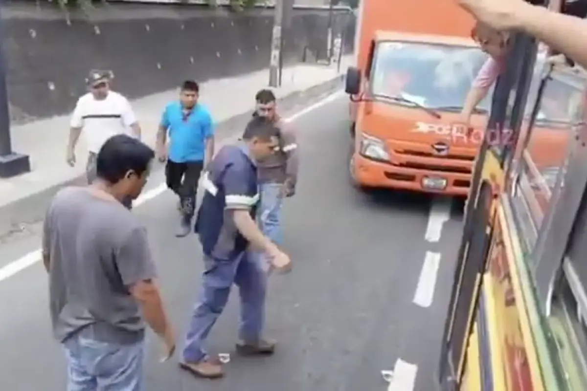 Una pelea en plena carretera quedó grabada y causó indignación., Captura de pantalla video X.