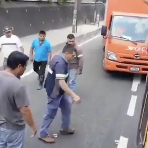 Una pelea en plena carretera quedó grabada y causó indignación. ,Captura de pantalla video X.