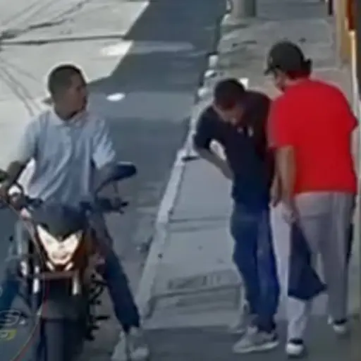 Cámaras captan violento asalto en colonia La Palmita, zona 5. ,Captura de pantalla video X.
