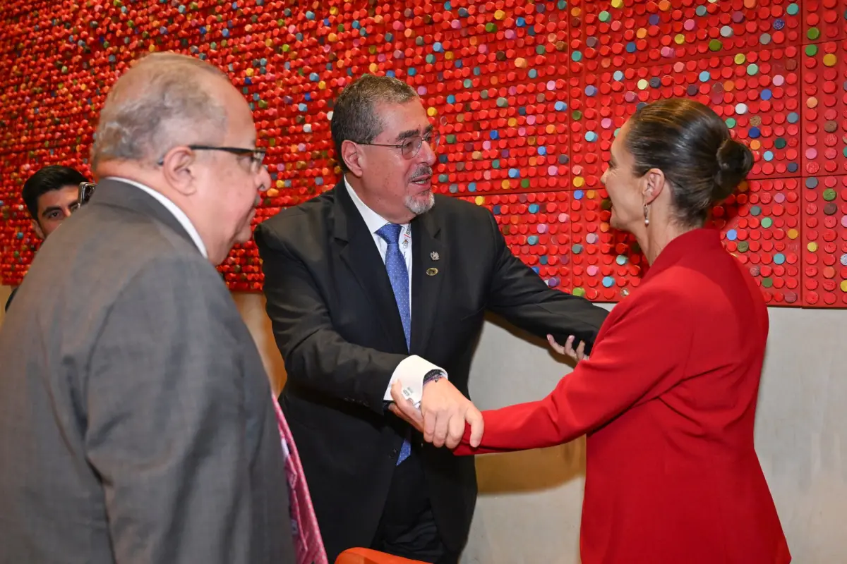 Los presidentes de Guatemala, Bernardo Arévalo (centro); y de México, Claudia Sheinbaum; junto al canciller guatemalteco, Carlos Martínez (i). , Gobierno de Guatemala