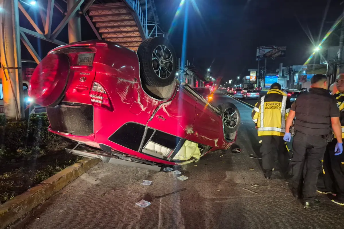 Dos personas fueron atendidas tras este incidente vial., Bomberos Voluntarios