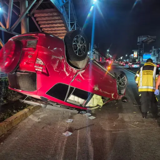 Dos personas fueron atendidas tras este incidente vial. ,Bomberos Voluntarios
