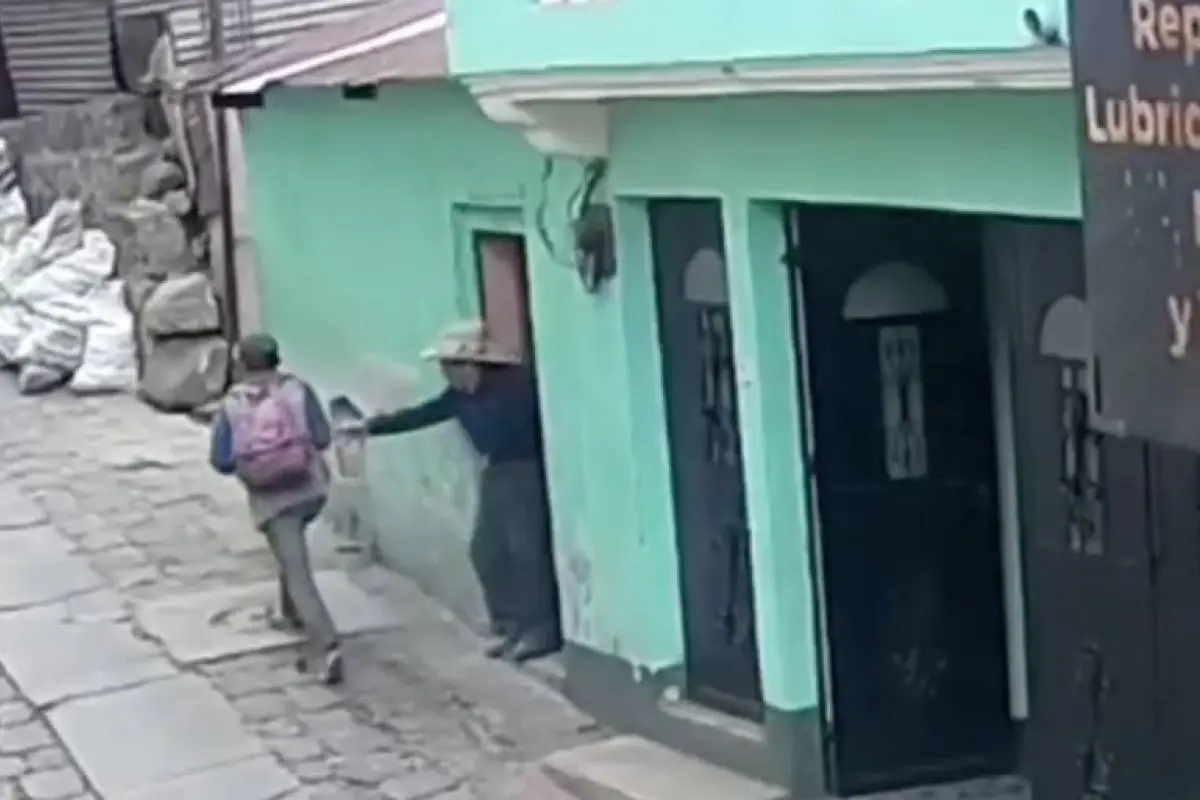 Roban a adulto mayor y el video se vuelve viral, Captura de pantalla video X.