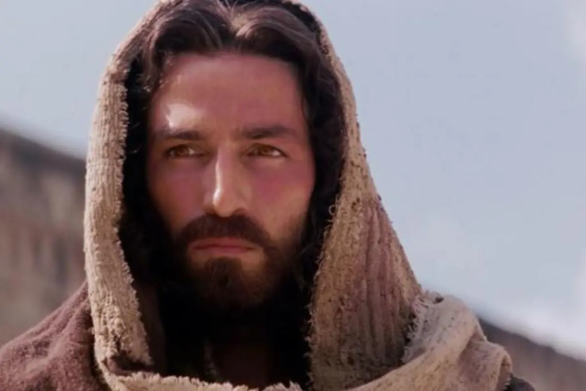 Jim Caviezel, Redes sociales