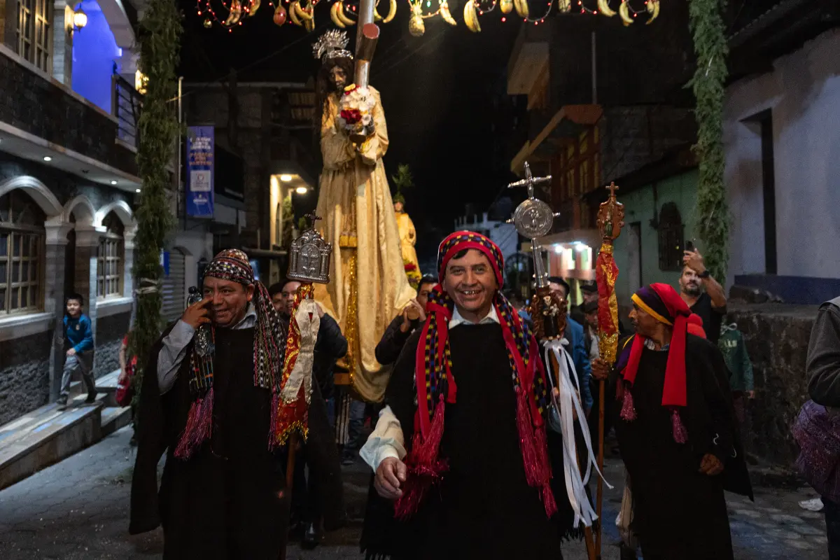 Indígenas participan en una procesión este viernes, en el poblado indígena de Santiago Atitlán, Foto EFE