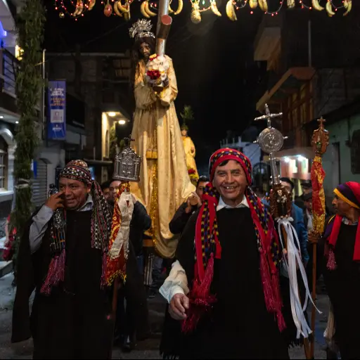 Indígenas participan en una procesión este viernes, en el poblado indígena de Santiago Atitlán ,Foto EFE