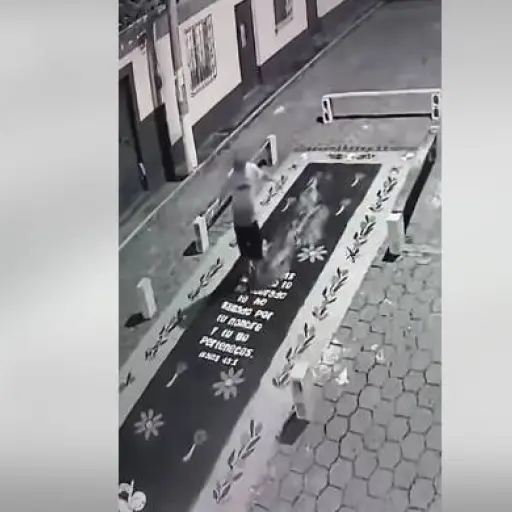 Hombre destruye alfombra en Cuyotenango ,Captura de video