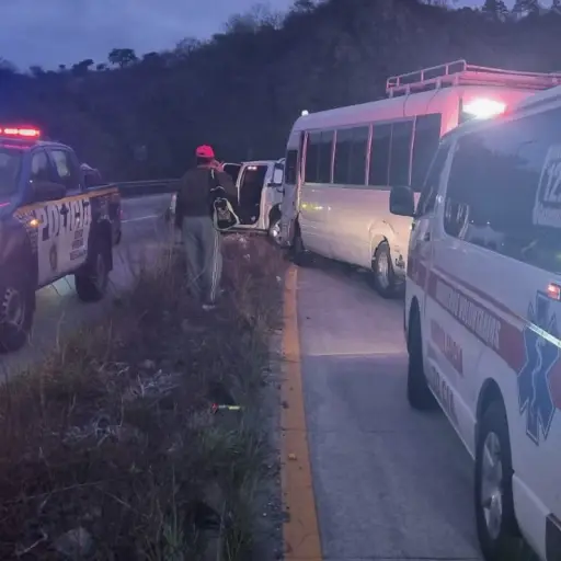 En uno de los accidentes, un microbús chocó en contra de un picop.  ,Bomberos Voluntarios.