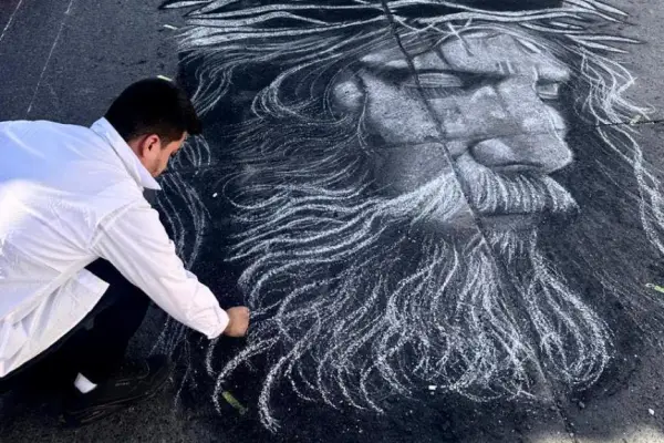VIDEO. Artista jalapaneco deslumbra con imagen de Jesús realizada con yeso y carbón 