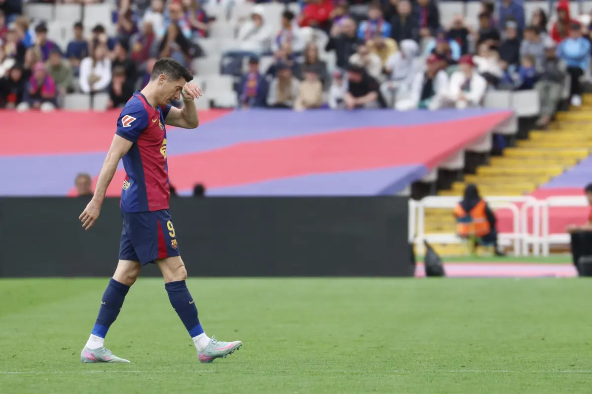 Lewandowski, salió lesionado al minuto 78 del partido ante el Celta de Vigo, y es seria duda para la final de Copa del Rey ante el Real Madrid - EFE