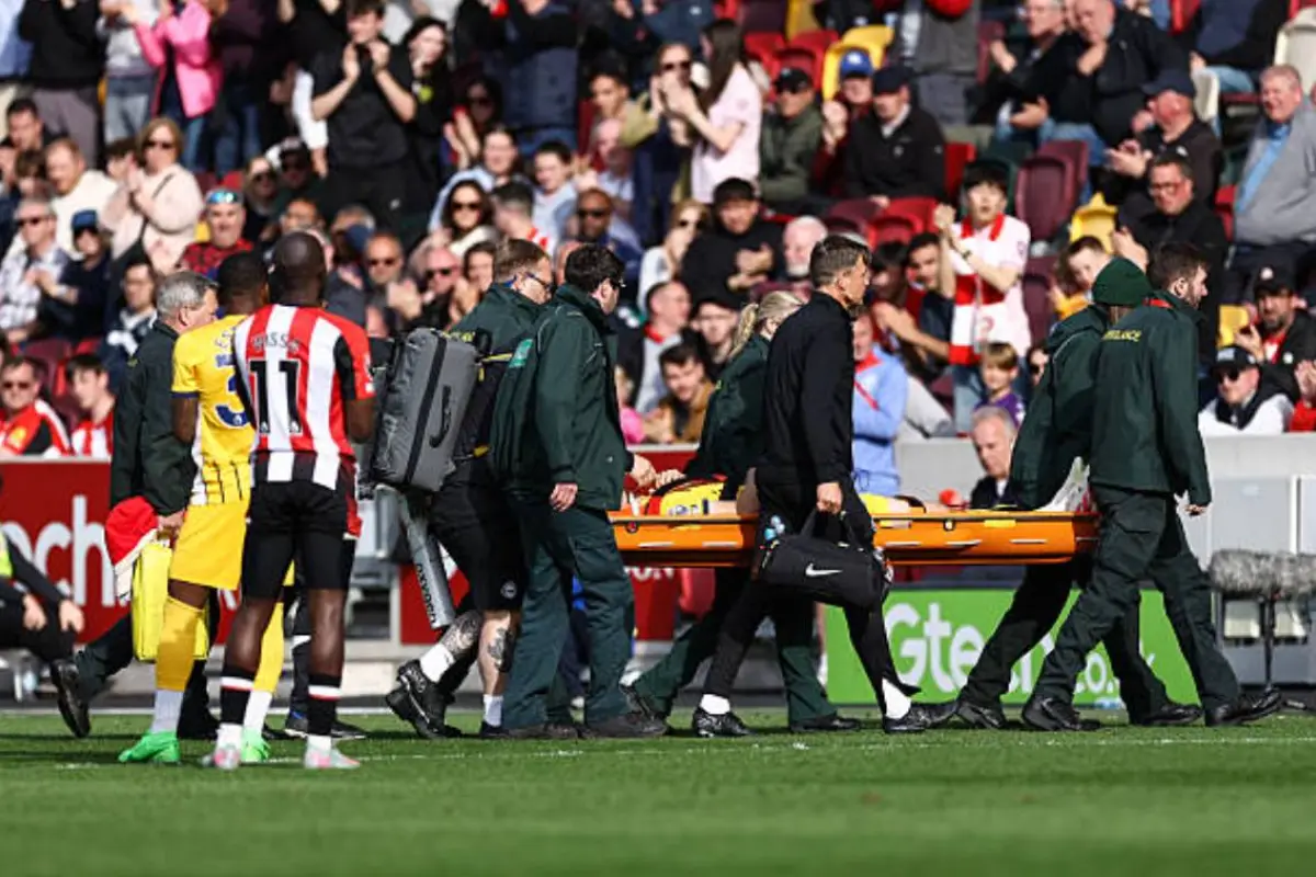 El futbolista Jan Paul Van Hecke encendió las alarmas este sábado durante el partido de la Premier League frente al Brentford, al sufrir un fuerte golpe en la cabeza tras un salto con Yunus Konak - Getty Imagse