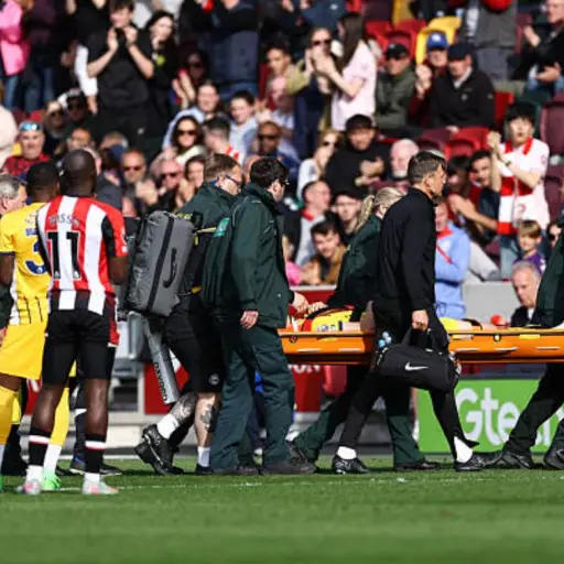 El futbolista Jan Paul Van Hecke encendió las alarmas este sábado durante el partido de la Premier League frente al Brentford, al sufrir un fuerte golpe en la cabeza tras un salto con Yunus Konak - Getty Imagse