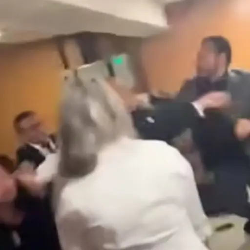 La acalorada discusión escaló hasta los golpes y el pastor tuvo que ser trasladado por bomberos de la localidad. ,Captura de pantalla. 