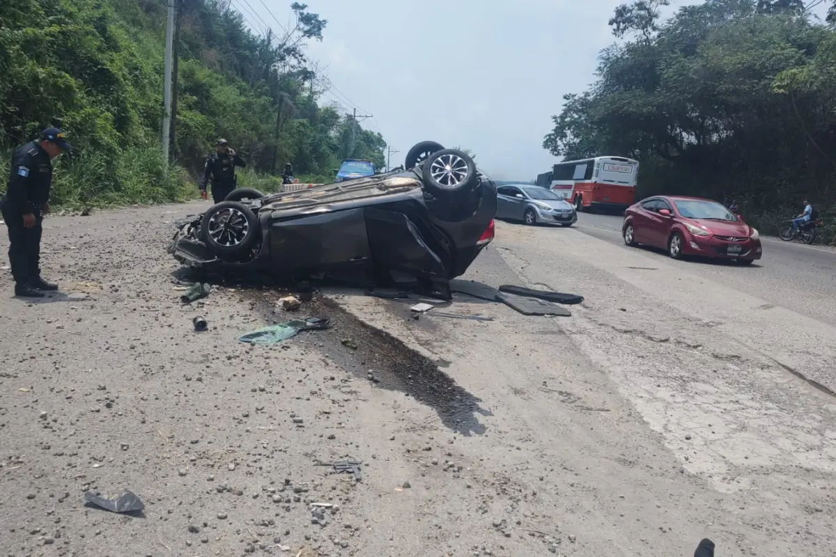 El accidente causó complicaciones viales en ambos sentidos de la ruta. , Bomberos Voluntarios.