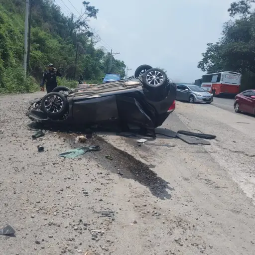El accidente causó complicaciones viales en ambos sentidos de la ruta.  ,Bomberos Voluntarios.