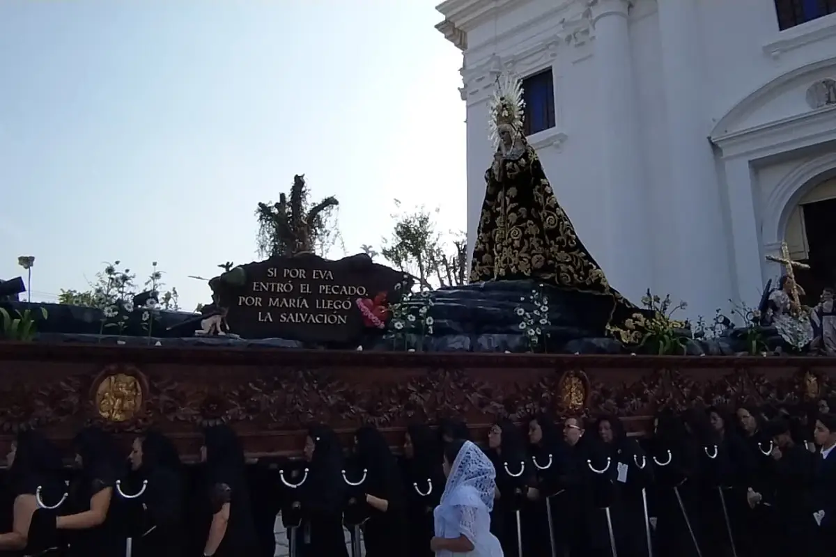 Fieles devotas llegaron vestidas de negro para ser parte del turno de honor en la procesión de la Virgen de la Soledad., Álex Meoño.