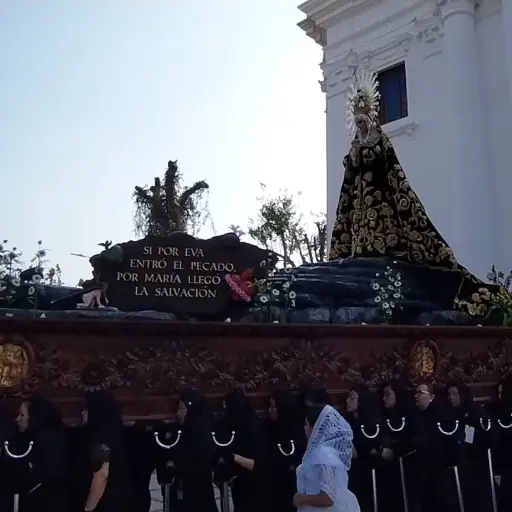 Fieles devotas llegaron vestidas de negro para ser parte del turno de honor en la procesión de la Virgen de la Soledad. ,Álex Meoño.