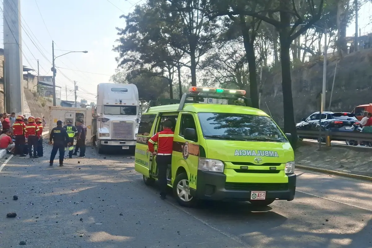 El accidente de tránsito ocurrió en la conexión hacia la zona 1 capitalina., Bomberos Municipales