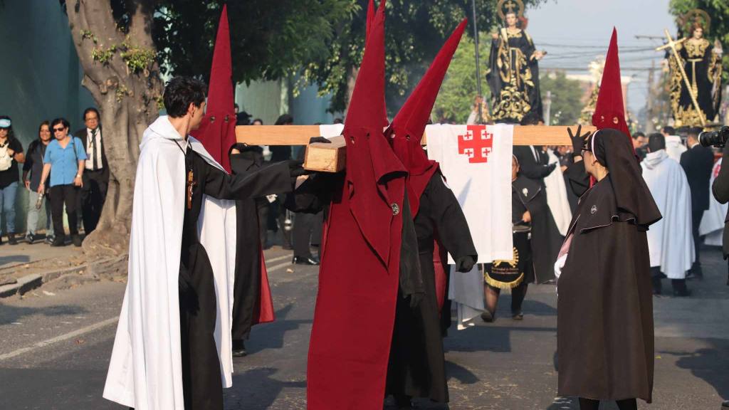 Fieles llevan en hombros a la Virgen de la Soledad | Álex Meoño