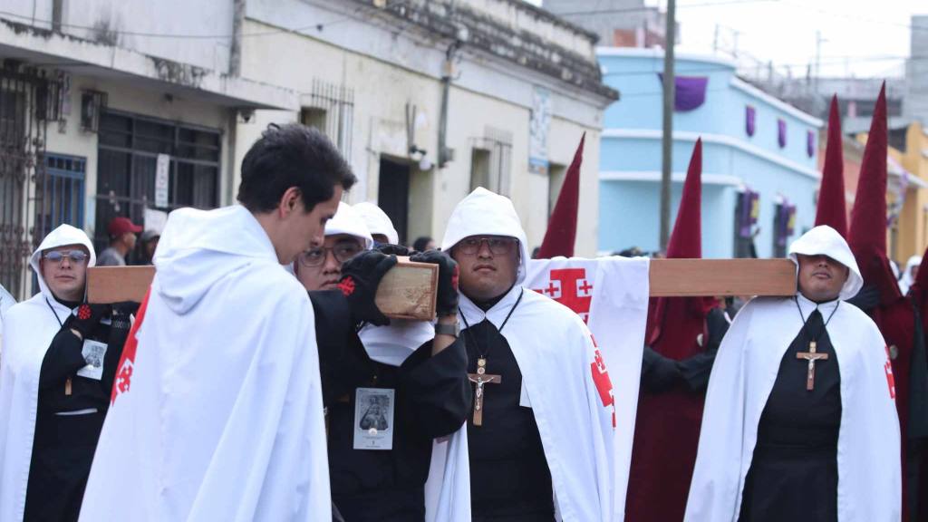 Fieles llevan en hombros a la Virgen de la Soledad | Álex Meoño