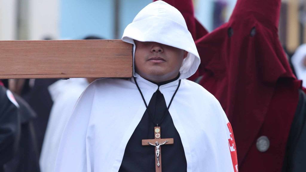 Fieles llevan en hombros a la Virgen de la Soledad | Álex Meoño