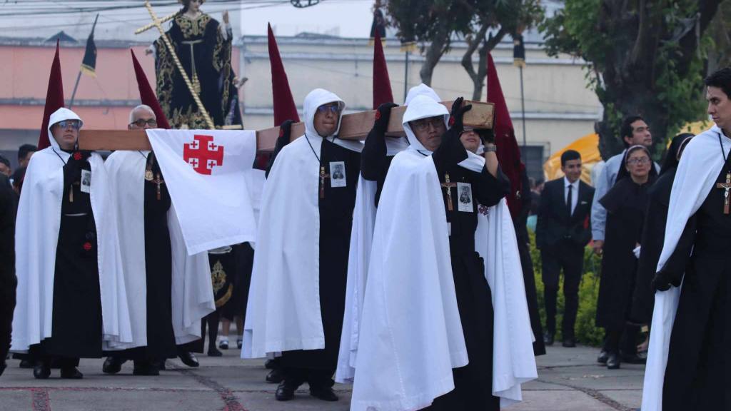 Fieles llevan en hombros a la Virgen de la Soledad | Álex Meoño