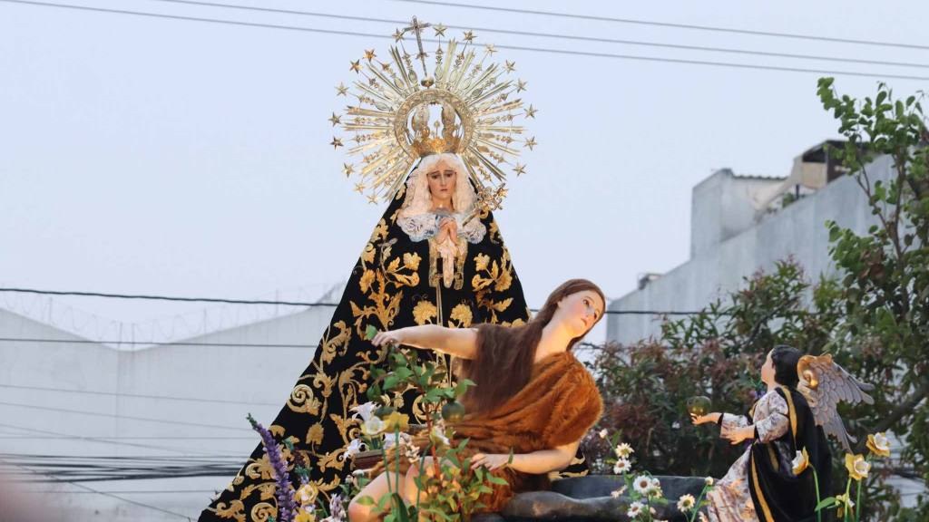 Fieles llevan en hombros a la Virgen de la Soledad | Álex Meoño