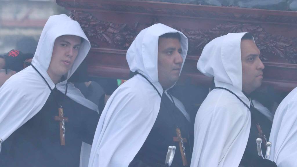 Fieles llevan en hombros a la Virgen de la Soledad | Álex Meoño