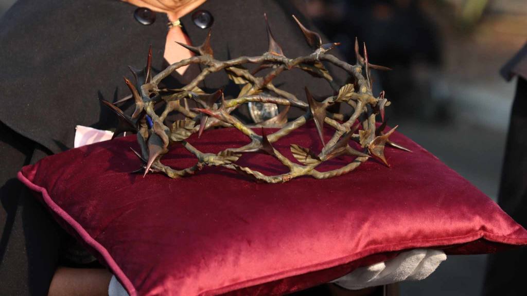 Fieles llevan en hombros a la Virgen de la Soledad | Álex Meoño