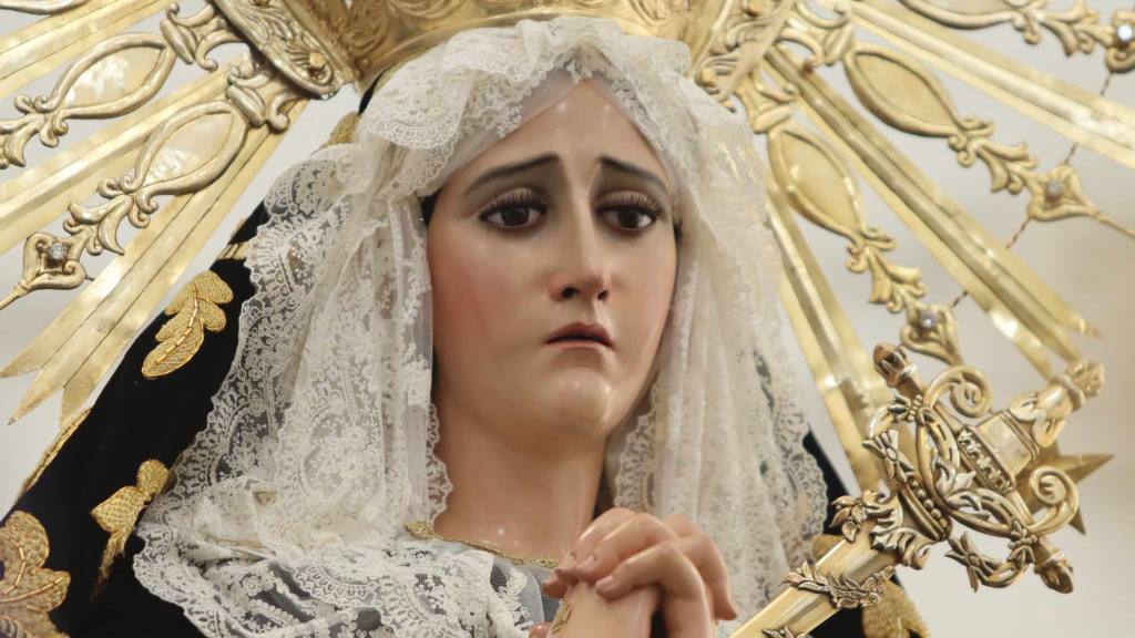 Fieles llevan en hombros a la Virgen de la Soledad | Álex Meoño