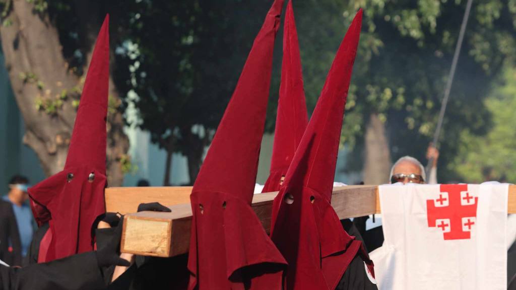 Fieles llevan en hombros a la Virgen de la Soledad | Álex Meoño