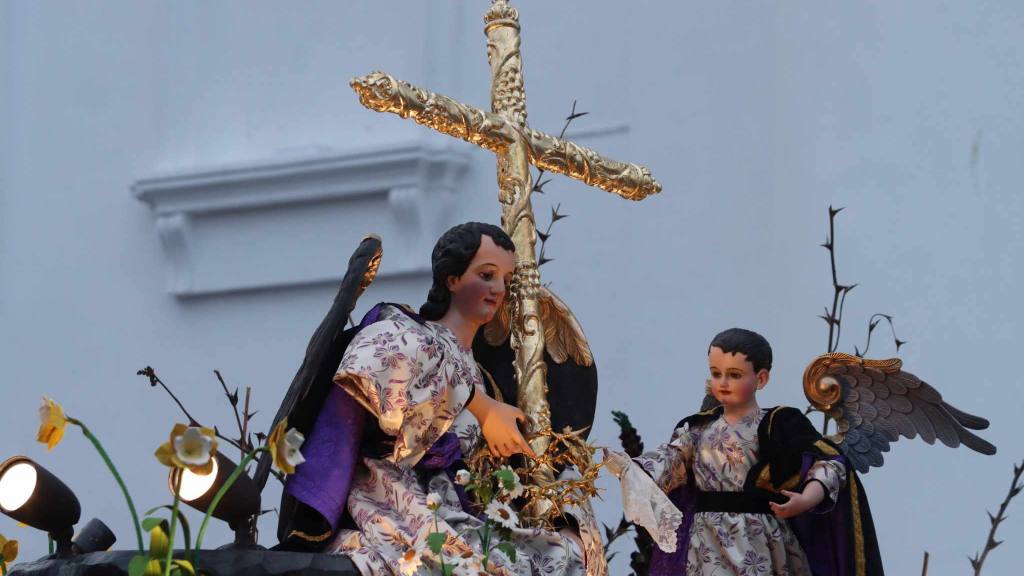 Fieles llevan en hombros a la Virgen de la Soledad | Álex Meoño