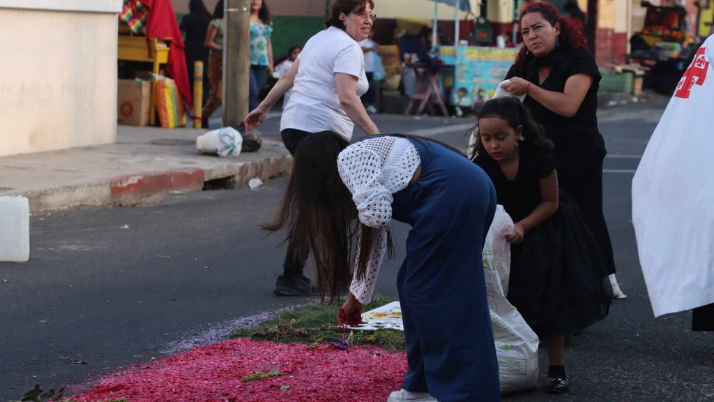 Fieles llevan en hombros a la Virgen de la Soledad | Álex Meoño
