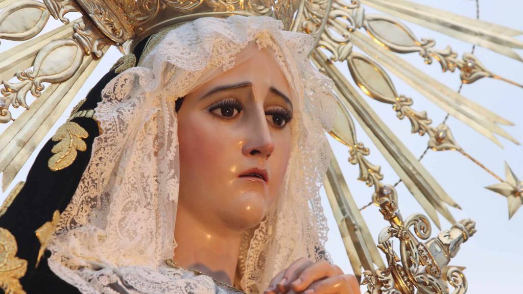 Fieles llevan en hombros a la Virgen de la Soledad | Álex Meoño